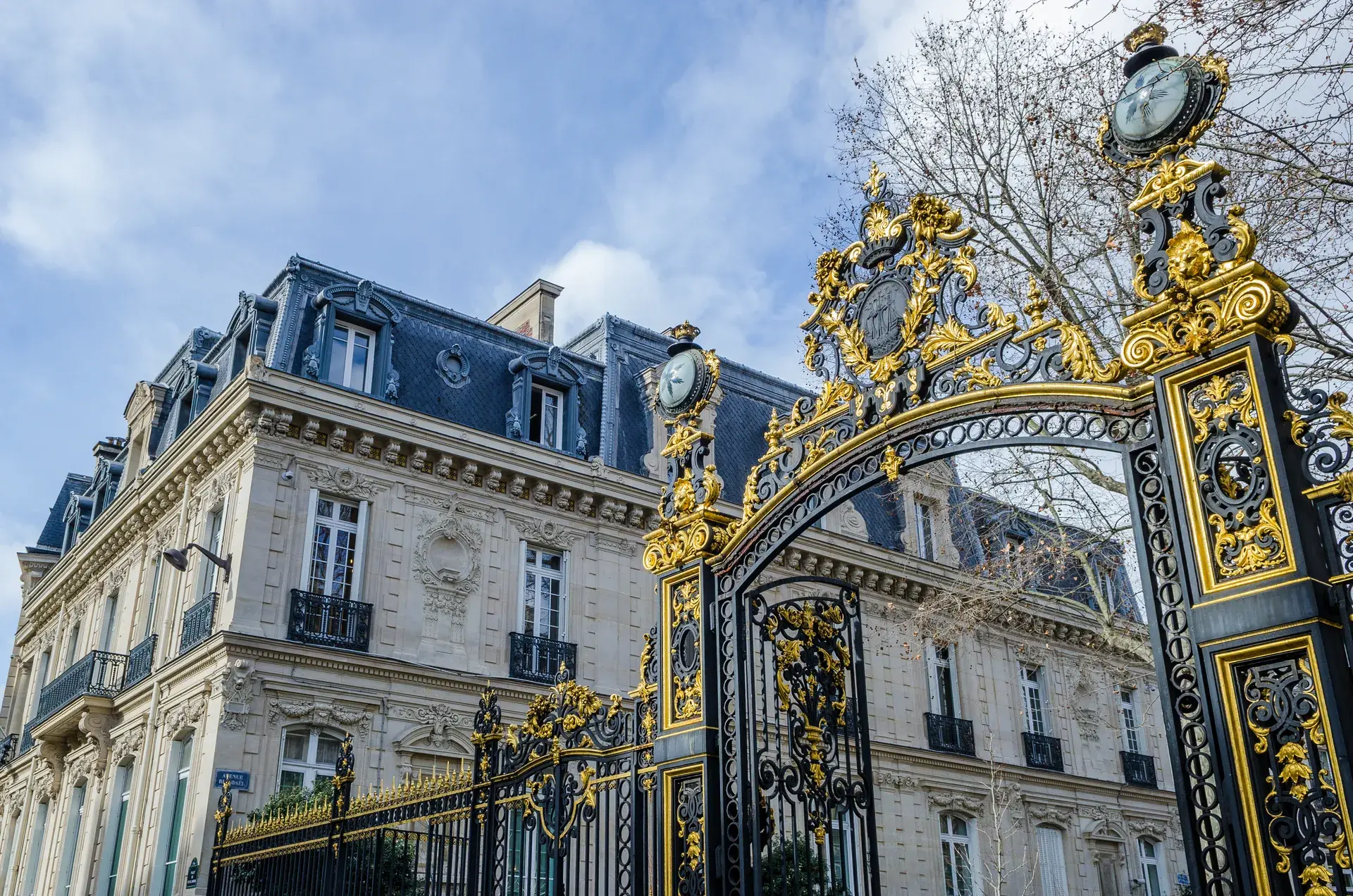 Grille dorée du parc Monceau et hôtel particulier, quartier Légendre-Lévis, Paris 17e