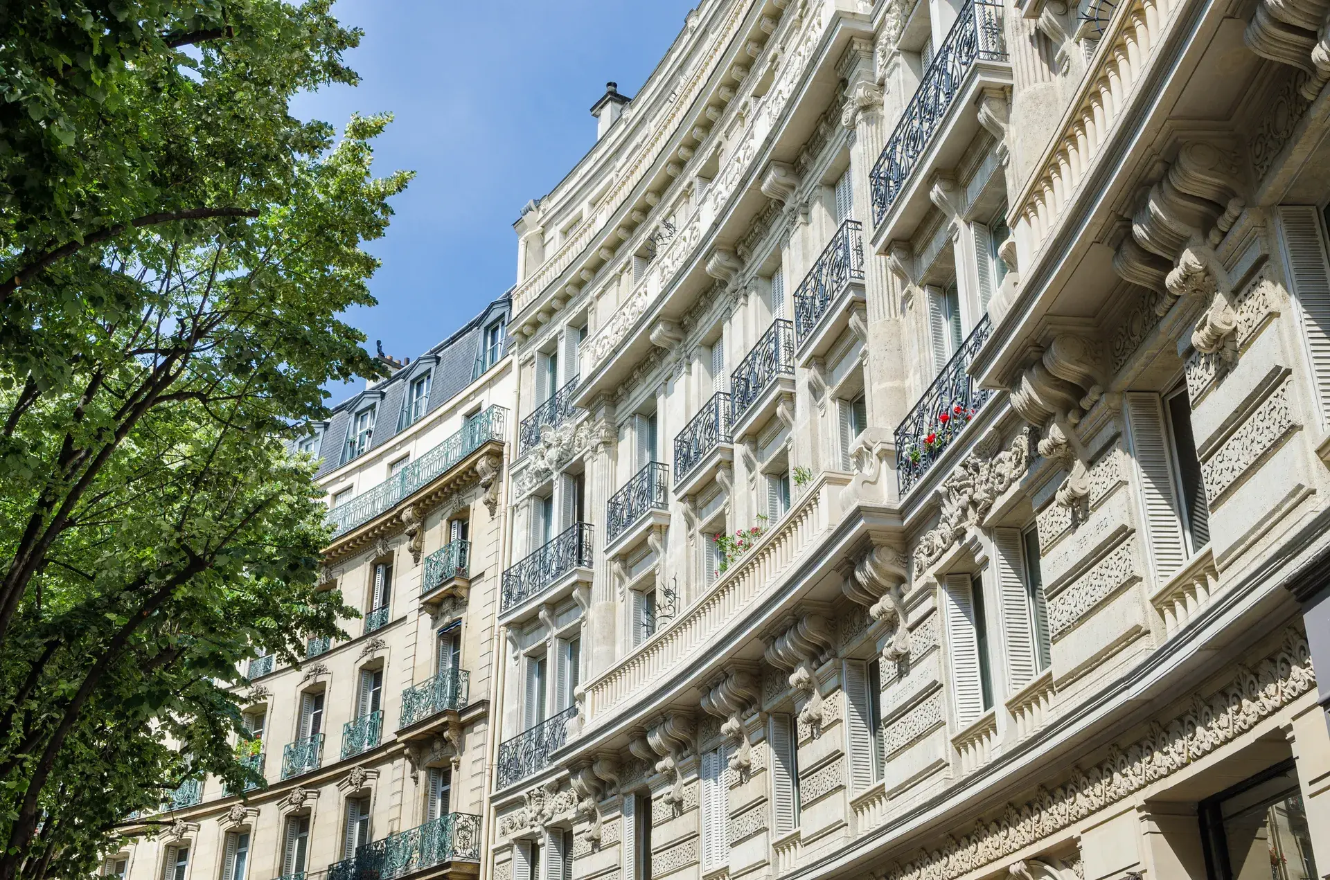 Immeubles haussmanniens incurvés en pierre de taille, quartier Courcelles Wagram, Paris 17e