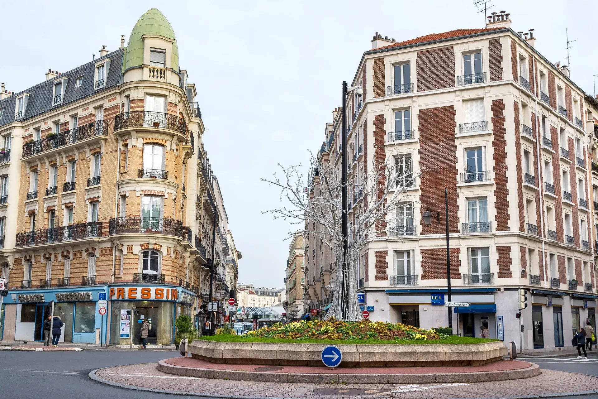 Rond-point fleuri et immeubles haussmanniens à coupole, quartier Bécon à Courbevoie