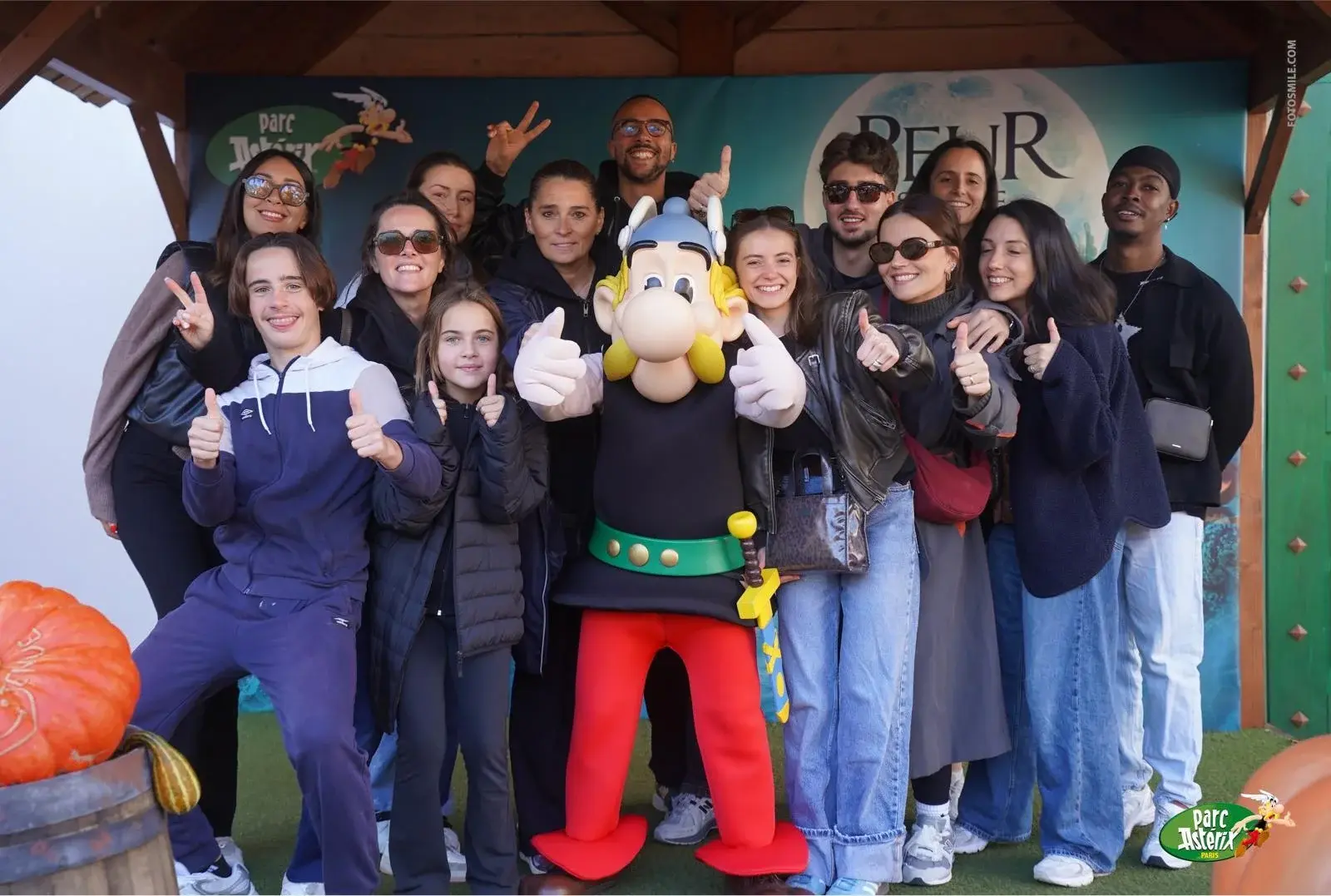 Photo de groupe lors du team building au Parc Astérix.