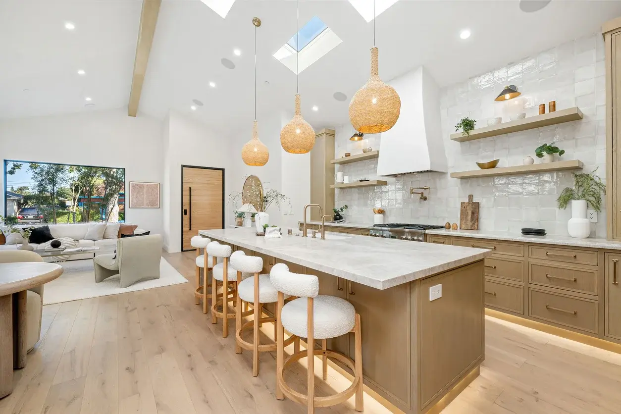 Photo de cuisine ouverte. Utilisée dans l'article Building Partners sur les avantagaes et inconvénients d'une cuisine ouverte dans un appartement familial à Paris.Crédits iStock : Wirestock. Référence de la photo : 2185699089
