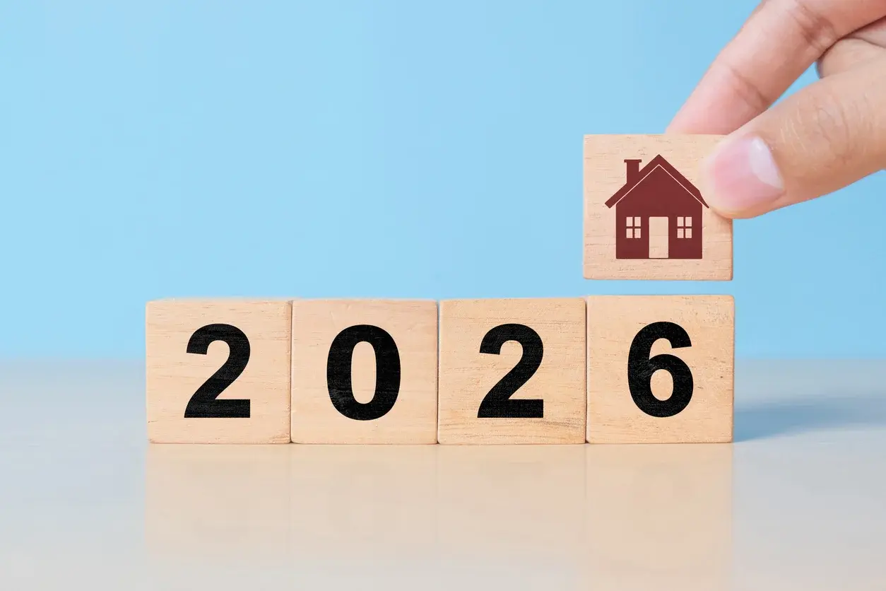 Photo de cubes avec "2026" et une icône de maison. Utilisée pour l'article Building Partners sur ce qui change en 2026 pour les acheteurs parisiens. Crédits iStock : AKart Design. Référence de la photo : 2238208482.