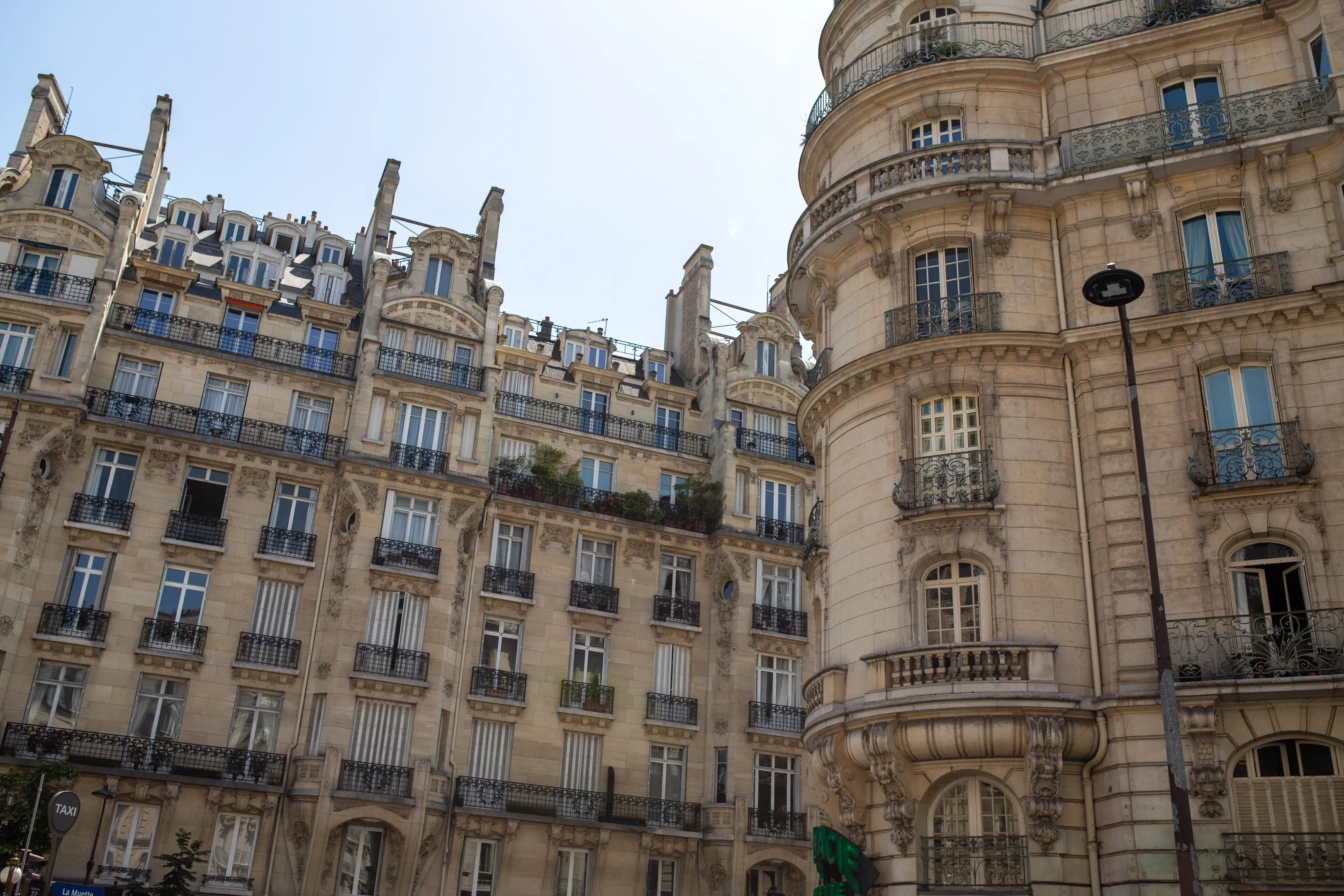 La Muette Nord station de taxi et façade immeuble haussmannien