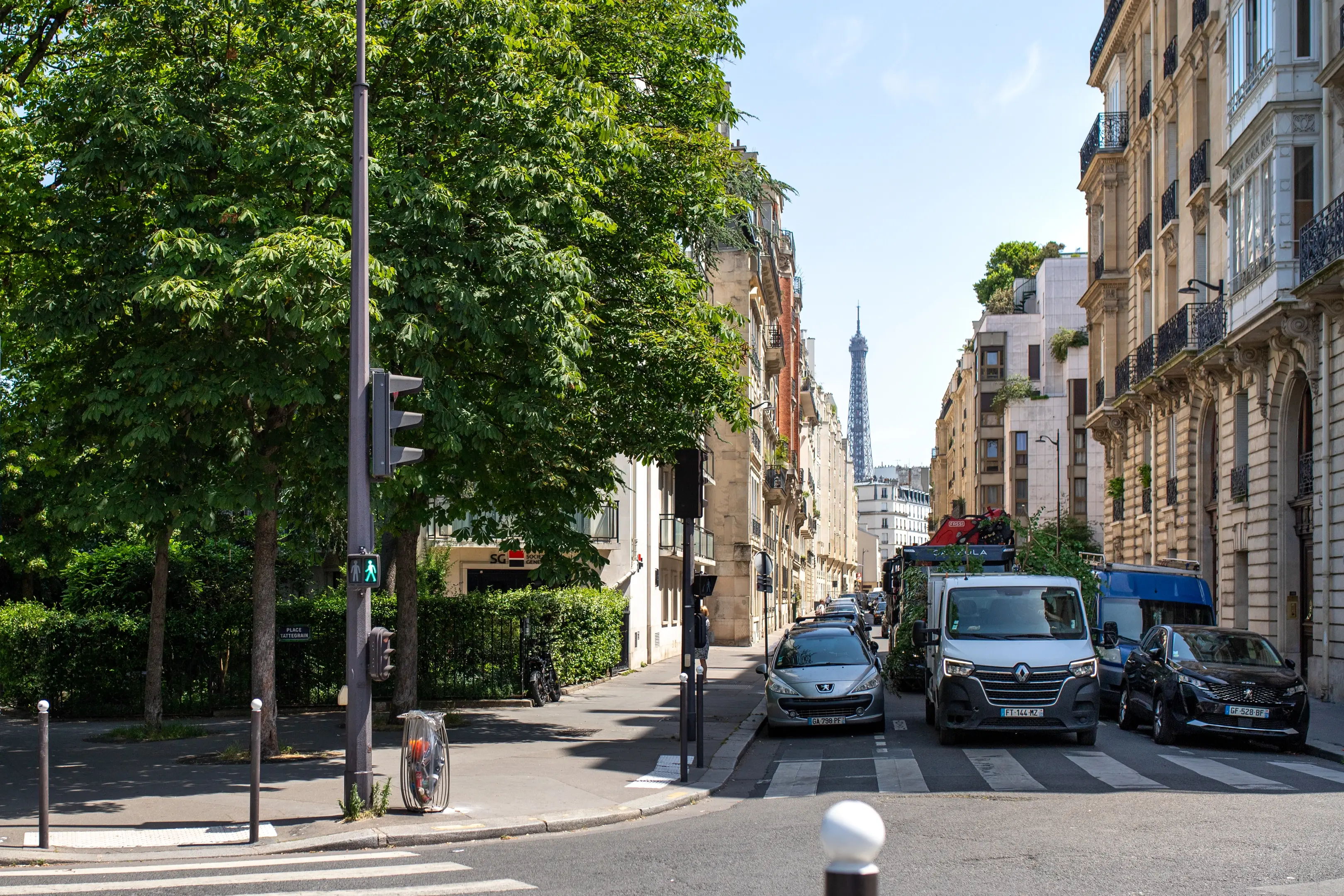 Rue de la Tour, vue Tour Eiffel et immeubles anciens