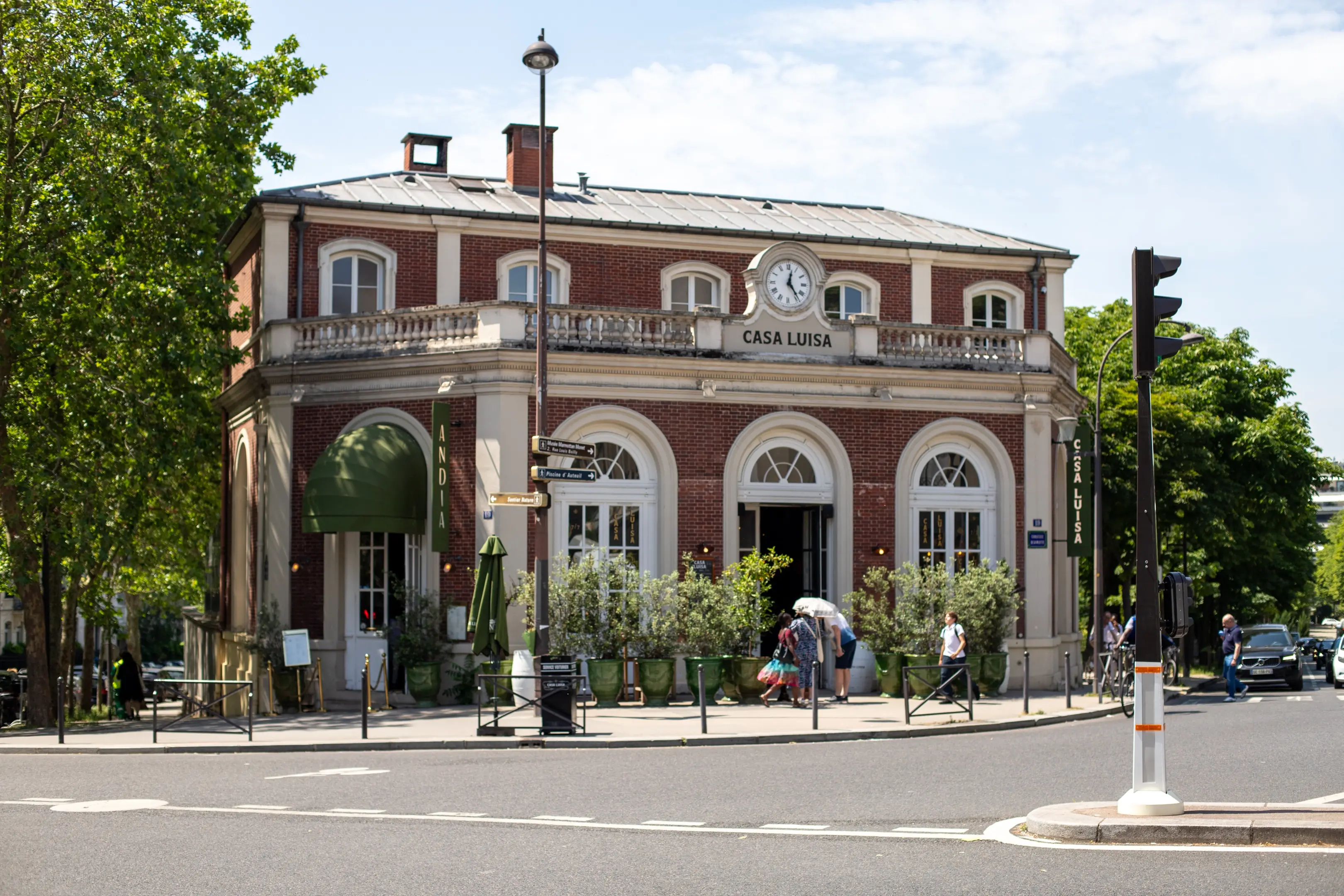 Façade en brique de l'ancienne gare de Passy et son horloge, quartier Muette Nord, Paris 16e